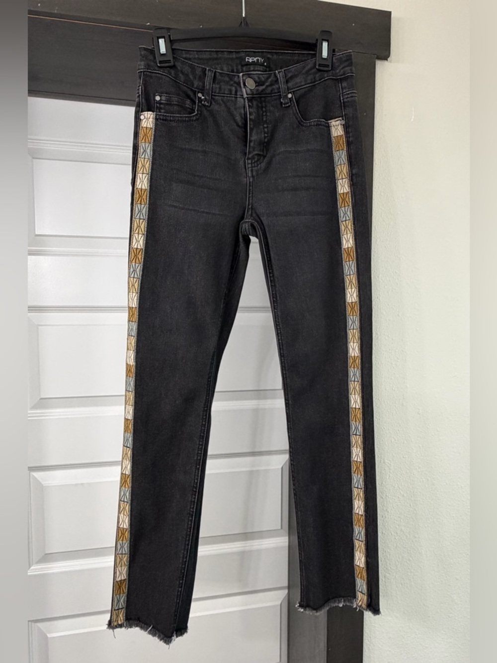 Apny Black mid- Rise Skinny Jeans with  leg trim women’s size 4